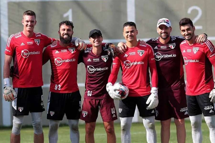 Goleiros do São Paulo disputam vaga de titular no início da temporada e Ceni não descarta testes no Paulistão