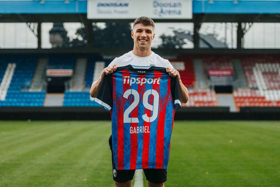 Gabriel pózuje s dresem Plzně. Gabriel pózuje s dresem Plzně.
