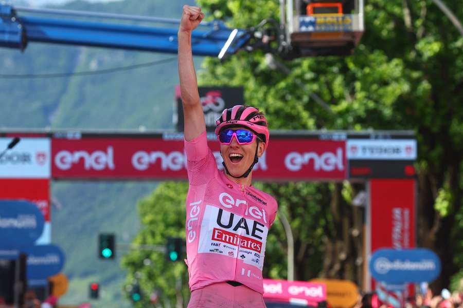 Tadej Pogačar vil søndag vinde sin grand tour nummer tre i karrieren, når han sejrer i Giro d'Italia.