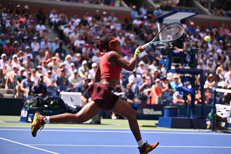 Coco Gauff in actie tijdens haar kwartfinale tegen Jelena Ostapenko