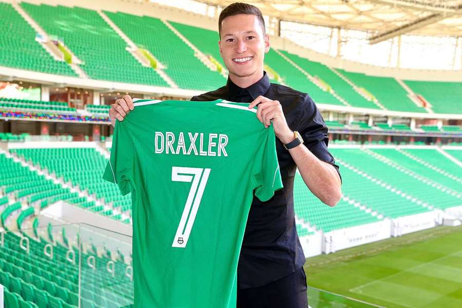 Draxler com a camisa de seu novo clube