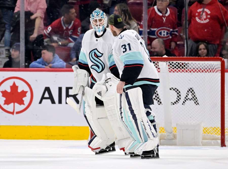 Philipp Grubauer beglückwünscht Stamm-Goalie Martin Jones zur weißen Weste gegen die Canadiens.