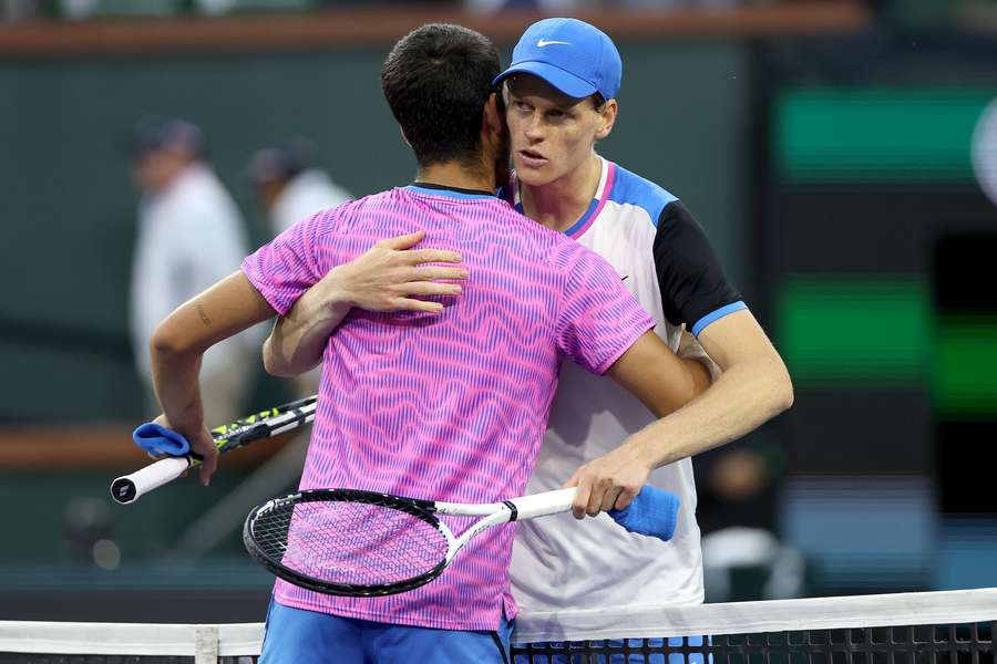 Alcaraz y Sinner se abrazan en Indian Wells.