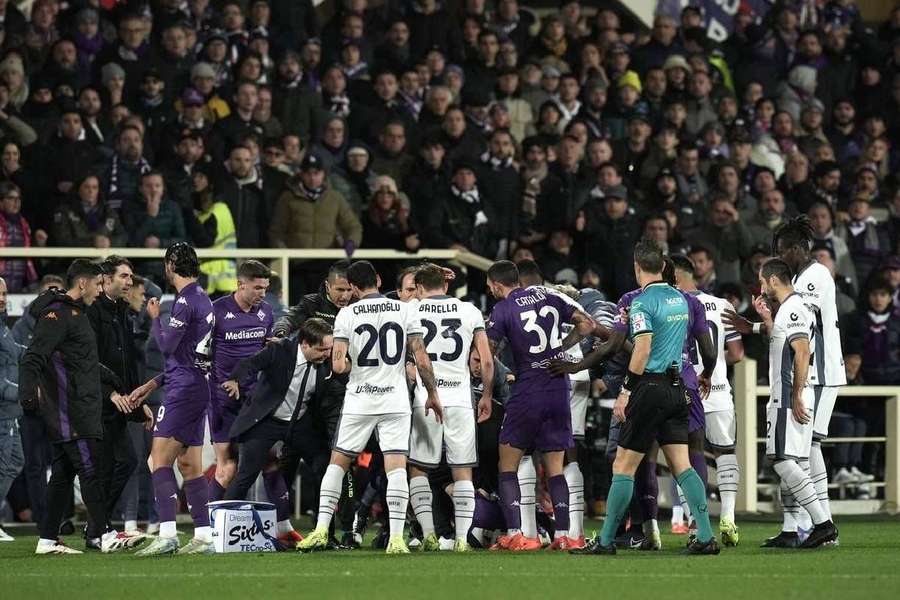 Staff-ul medical și jucătorii celor două echipe au făcut un cordon în jurul fotbalistului
