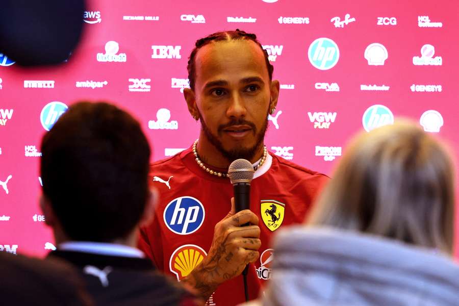 Lewis Hamilton twarzą w twarz z prasą.