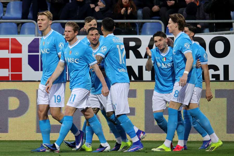 Naples devient provisoirement 2e grâce à sa victoire à Cagliari
