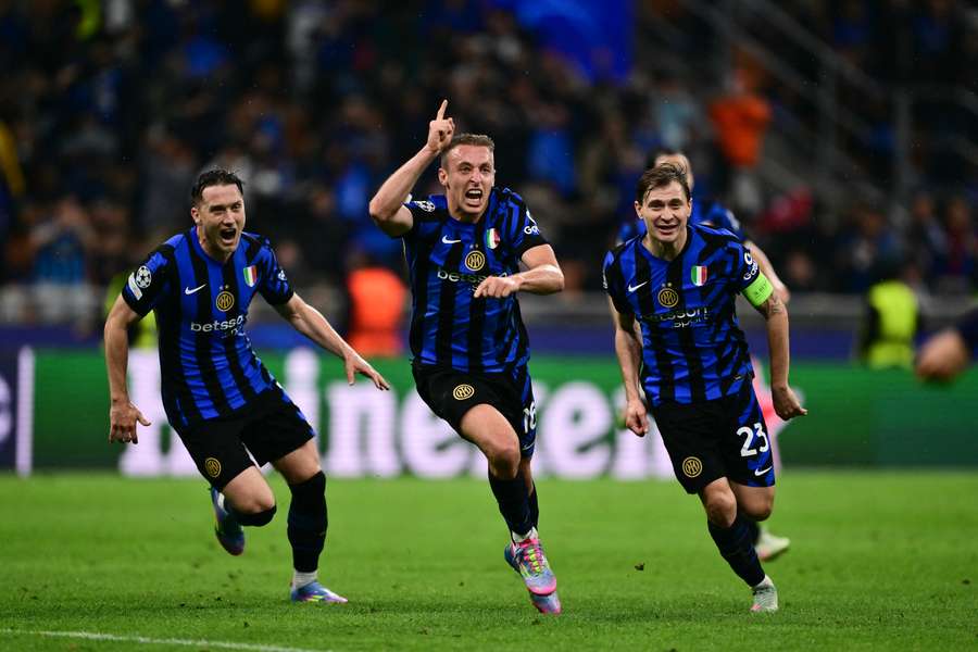 Inter Milan's Italian midfielder Davide Frattesi (centre) celebrates scoring his team's winner against Barcelona