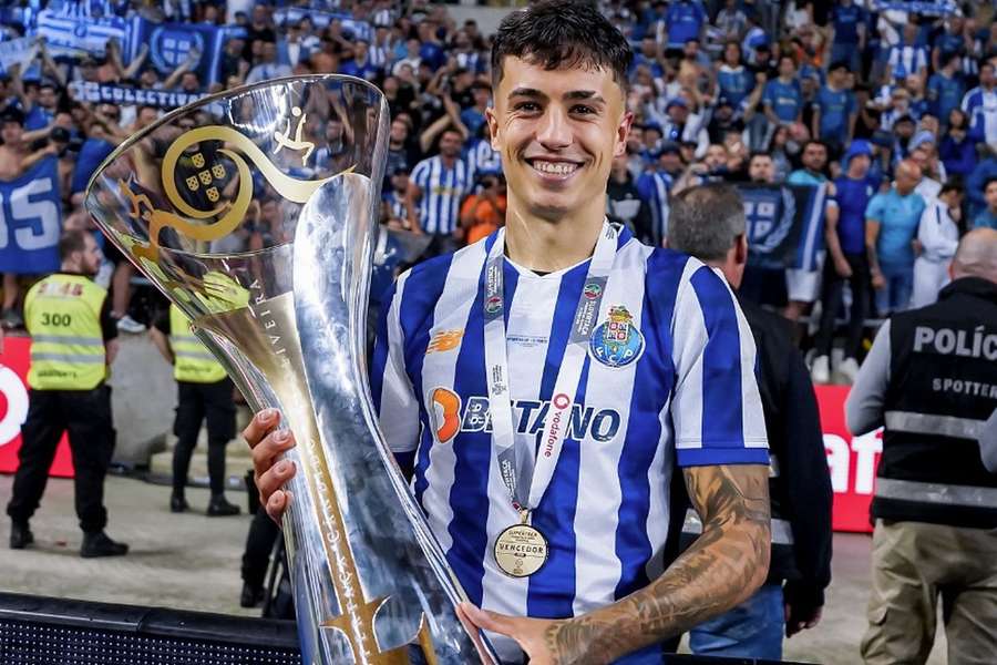 Iván Jaime com a Supertaça conquistada em Aveiro