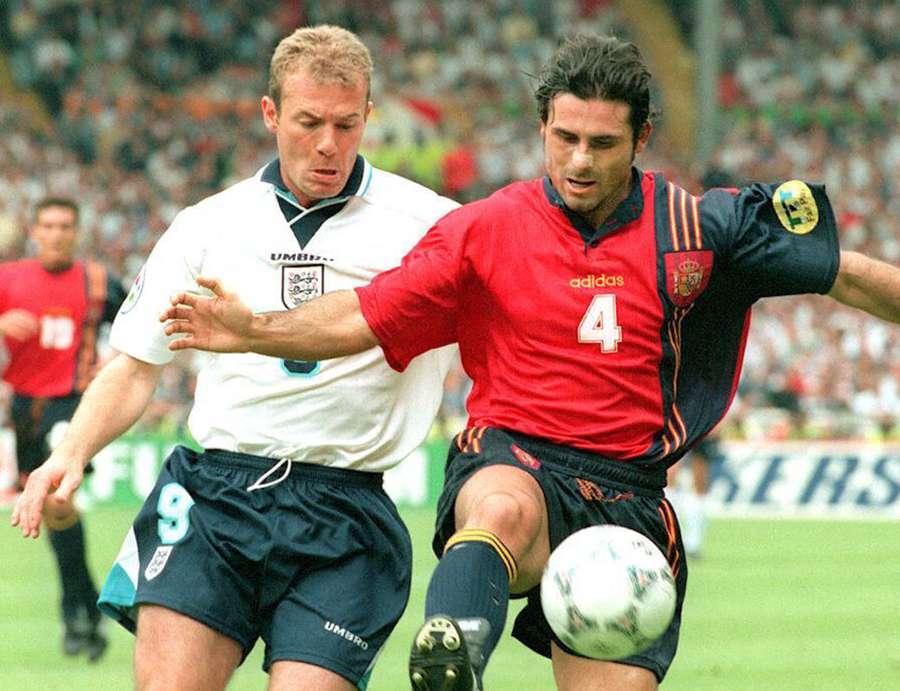 Alkorta, ante Alan Shearer, en los cuartos de final de la Eurocopa 1996
