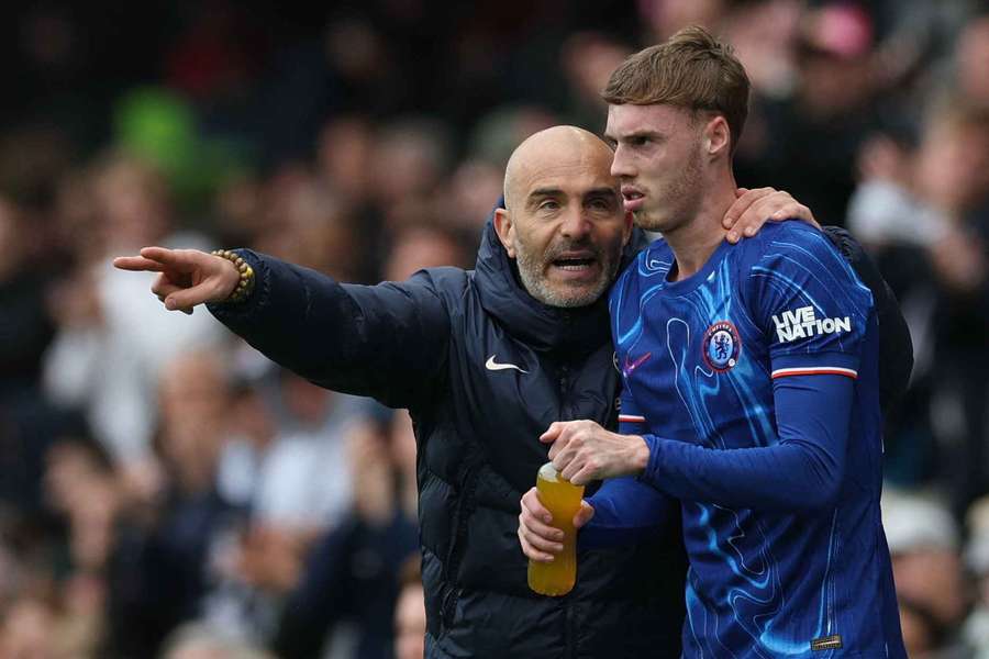 Chelsea manager Enzo Maresca talks to Cole Palmer