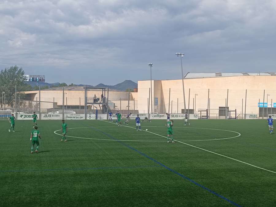 La UE Cornellà joue sur un synthétique