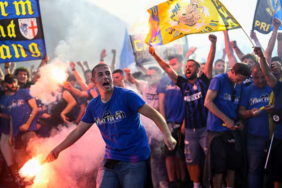 Lange vor dem Anpfiff machten die Fans von Inter den Tag in Istanbul zur Nacht