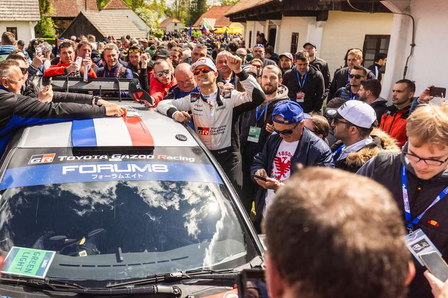 Sébastien Ogier se při Chorvatské rallye pozdravil s fanoušky.