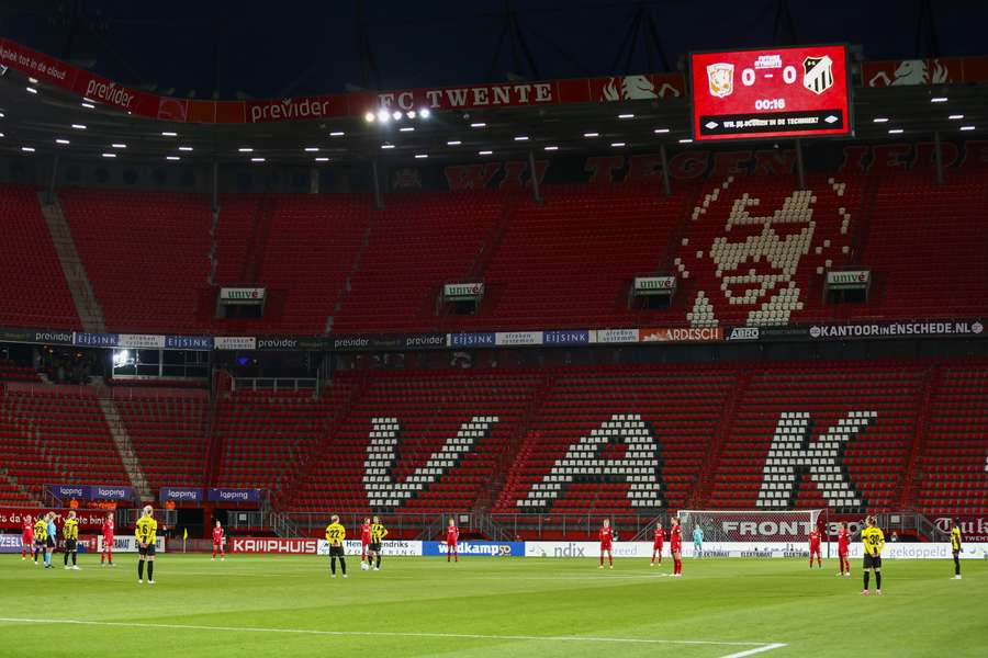 De voetbalsters van FC Twente en BK Häcken hielden een minuut stilte