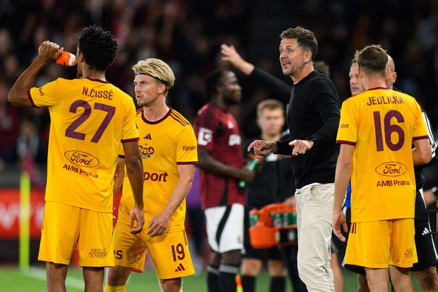 Trenér Holoubek bude v prvním jarním kole čelit Spartě. Trenér Holoubek bude v prvním jarním kole čelit Spartě.