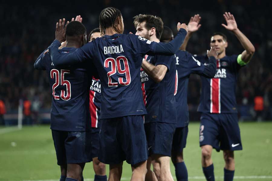 Jogadores do PSG comemoram grande vitória em Paris Jogadores do PSG comemoram grande vitória em Paris