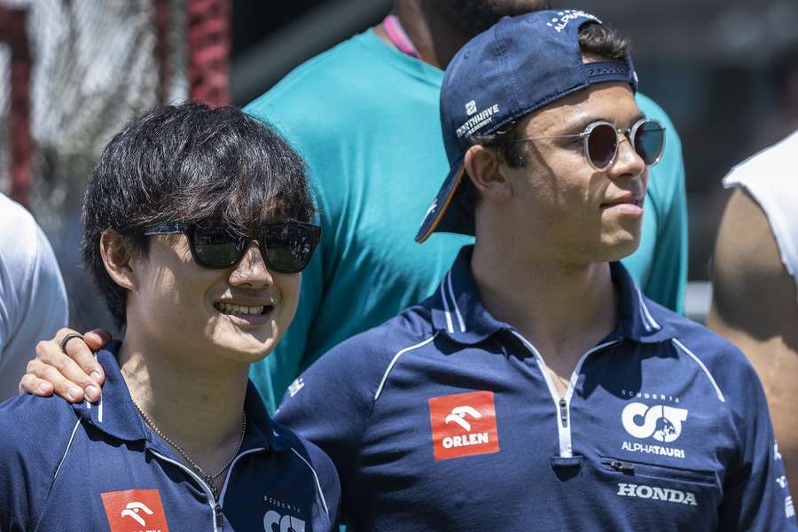 Yuki Tsunoda (L) en Nyck De Vries vooraf aan de Grand Prix van Miami