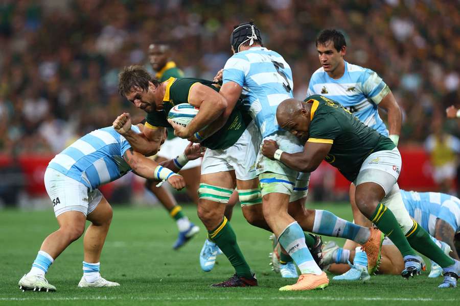 Eben Etzebeth e Bongi Mbonambi, da África do Sul, em ação com Tomas Lavanini, da Argentina