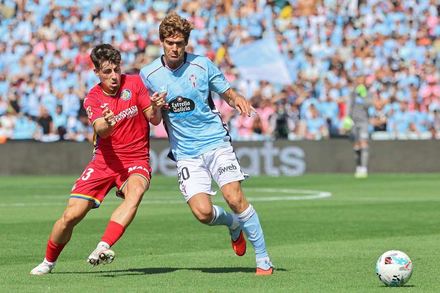 Liso y Marcos Alonso disputan un balón