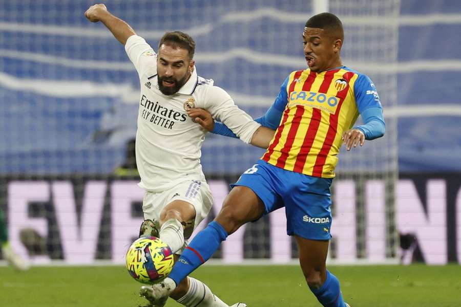 Dani Carvajal van Real Madrid in actie tegen Valencia's Samuel Lino