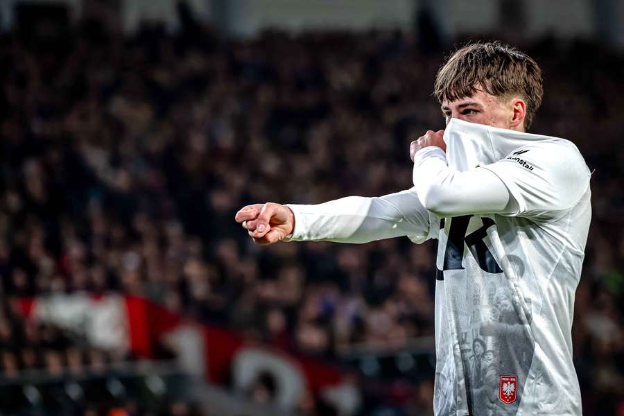 Leo Sauer oslavuje svoj zásah do siete PSV.
