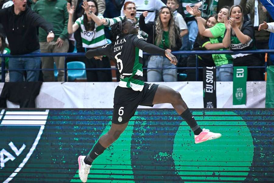 Zicky marcou a três minutos do intervalo