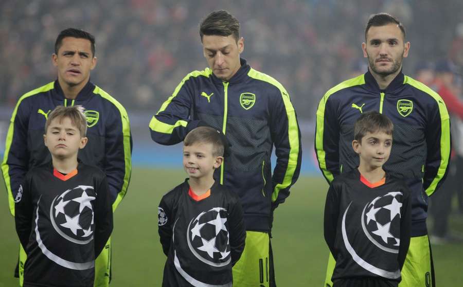 Lucas Pérez, con Alexis Sánchez y Mesut Özil antes del partido de Liga de Campeones del Arsenal contra el FC Basilea en 2016.