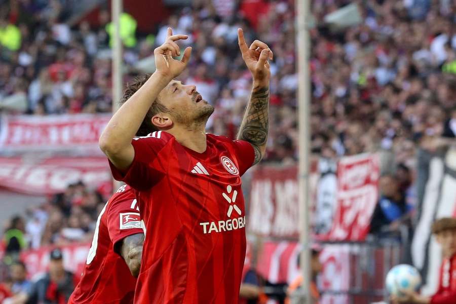 Dawid Kownacki bejubelt seinen Treffer für Düsseldorf gegen Schalke 04.
