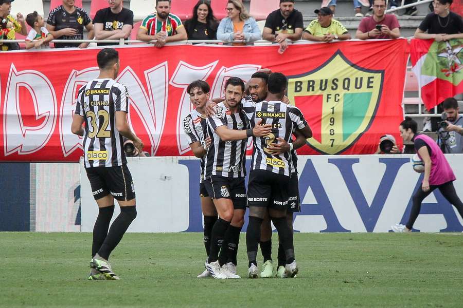 Santos venceu o Brusque na Arena Joinville