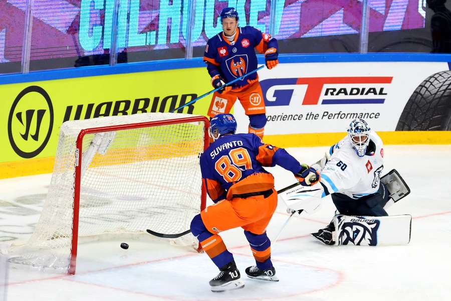 Oliver Suvanto scores for Tappara against Liberec Oliver Suvanto scores for Tappara against Liberec