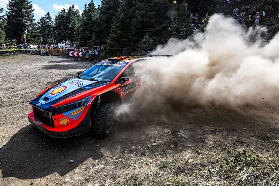 Thierry Neuville má před závěrečnými rychlostními zkouškami náskok téměř 54 sekund.