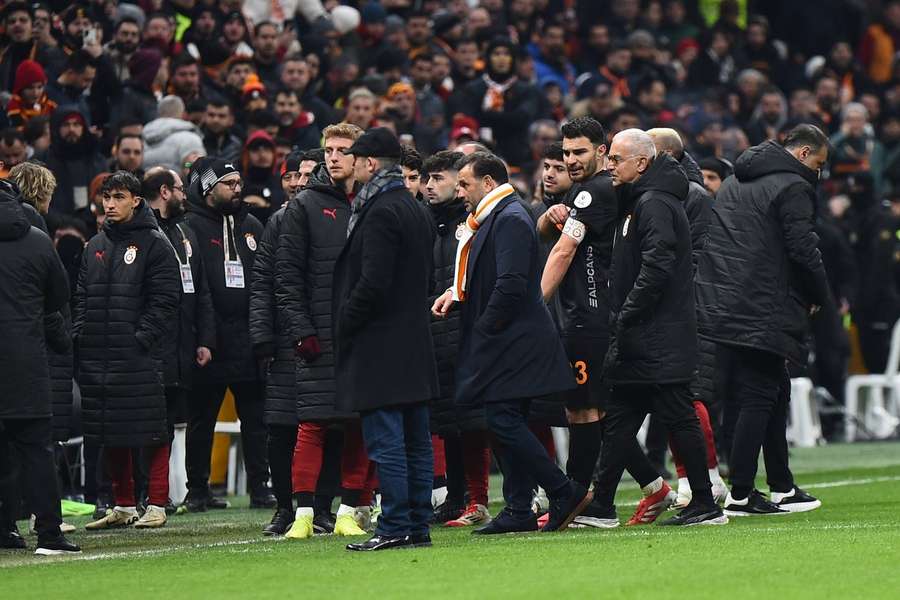 Adana Demirspor players protested the referee's decisions and withdrew from the match against Galatasaray