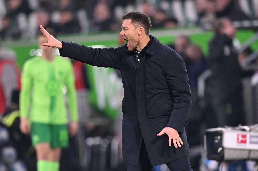 Xabi Alonso en la banda