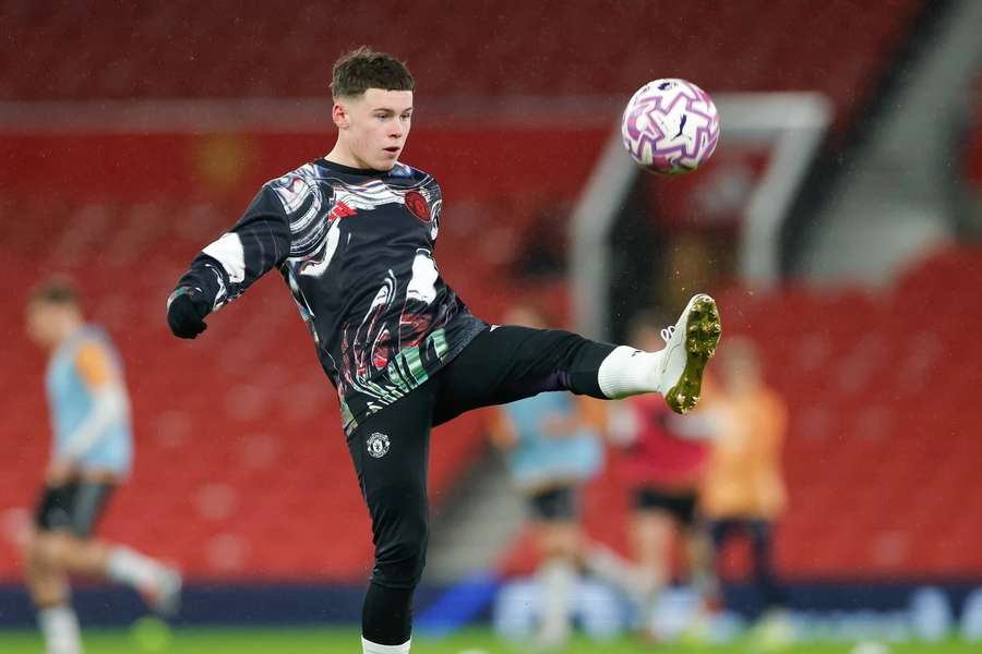 Nová éra Rooneyho v Manchesteru. Šestnáctiletý Kai debutoval na stadionu, kde táta psal historii