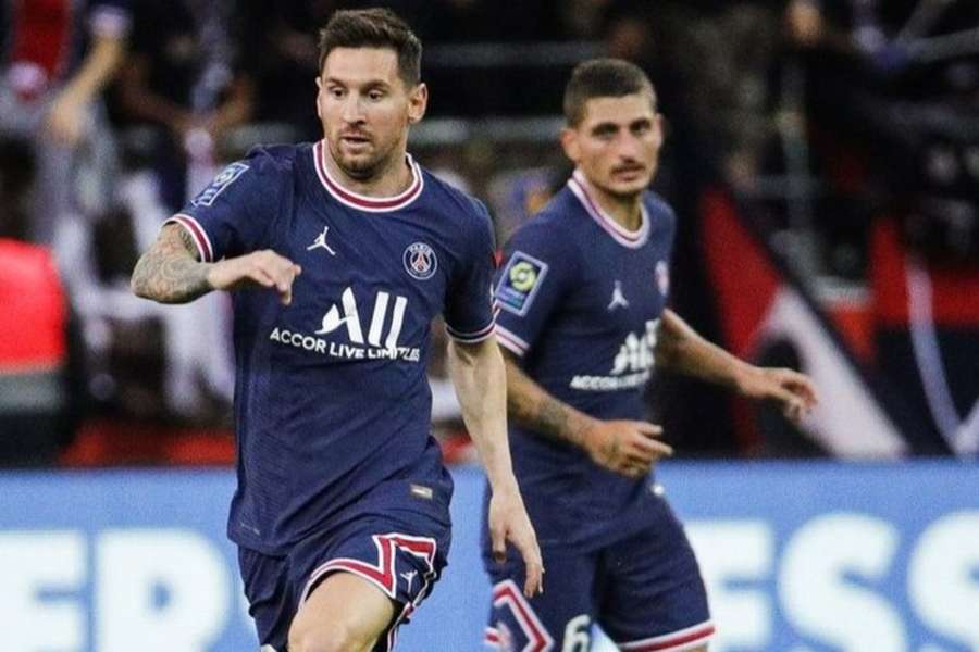 Lionel Messi y marco Verrati disputan un partido con el PSG 