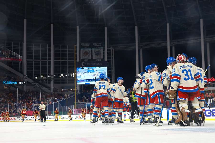 Popis Zibanejada w Winter Classic. Mecz NHL oglądało 36 tysięcy kibiców