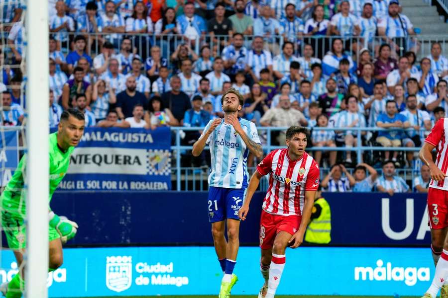 Adrián Niño se lamenta tras una acción ofensiva del Málaga Adrián Niño se lamenta tras una acción ofensiva del Málaga