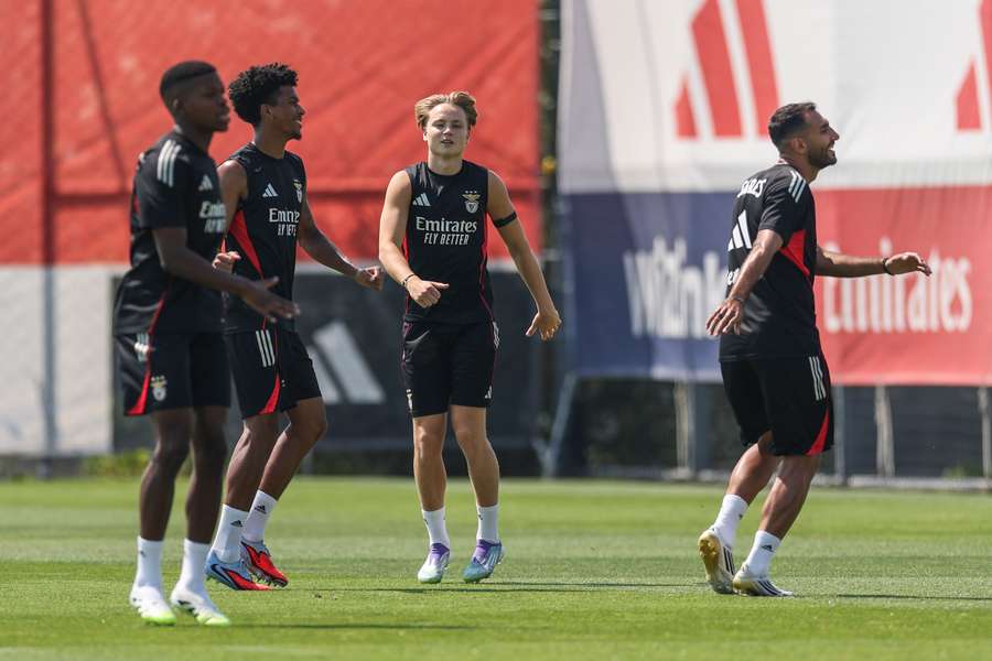 Schjelderup no treino do Benfica