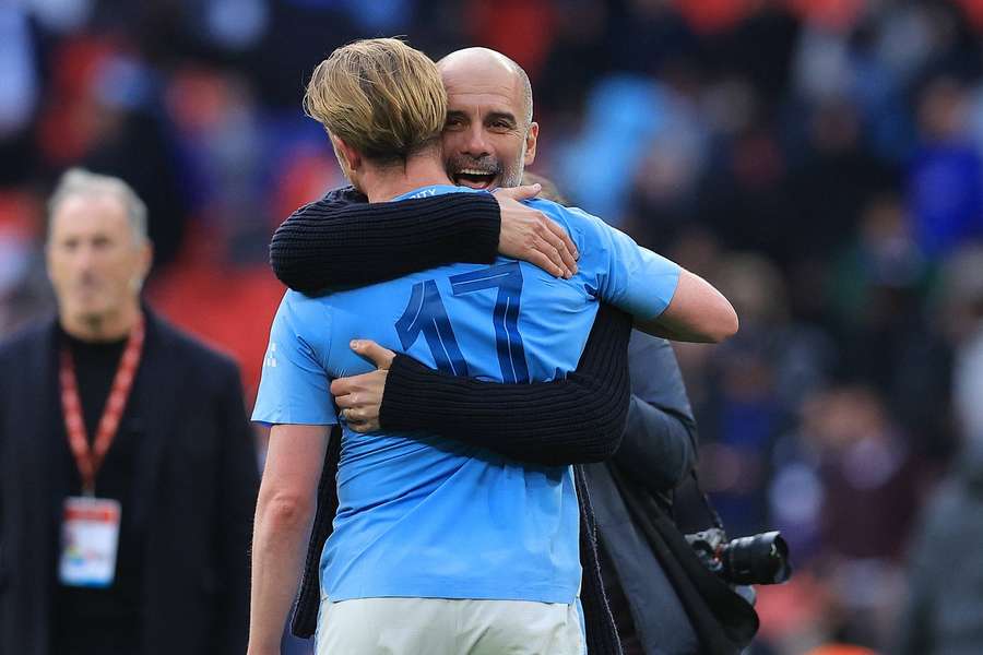 Gut festhalten: Pep Guardiola will auch weiter auf Kevin De Bruyne setzen.