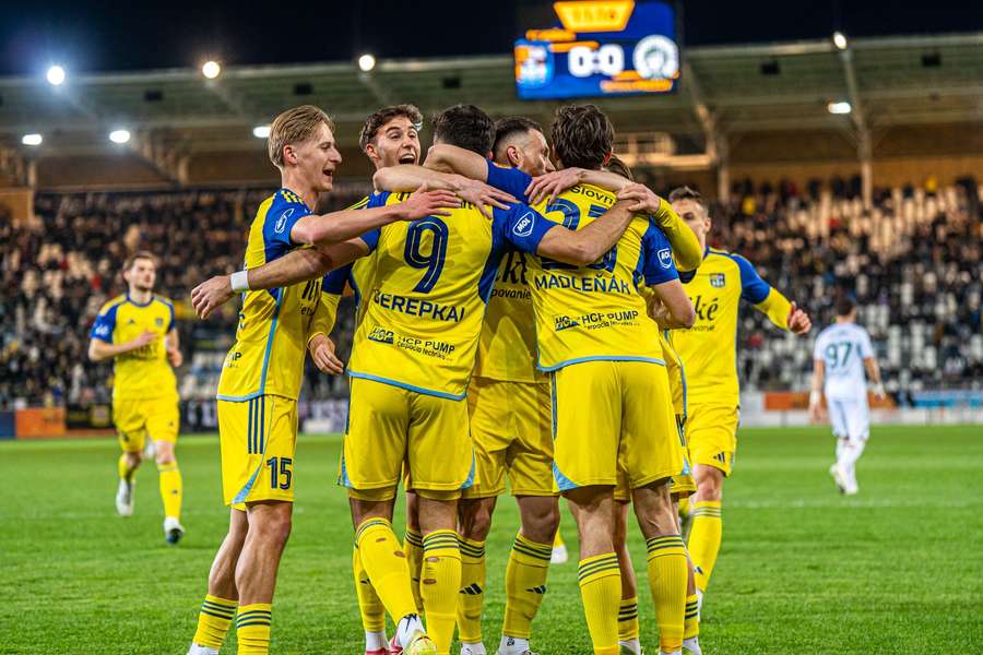 Košicania oslavujú gól Čerepkaia.