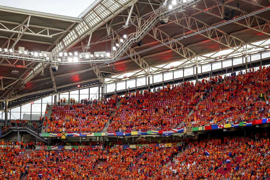 In Dortmund is er woensdagavond geel 'Gelbe Wand' maar een 'Oranje Muur'