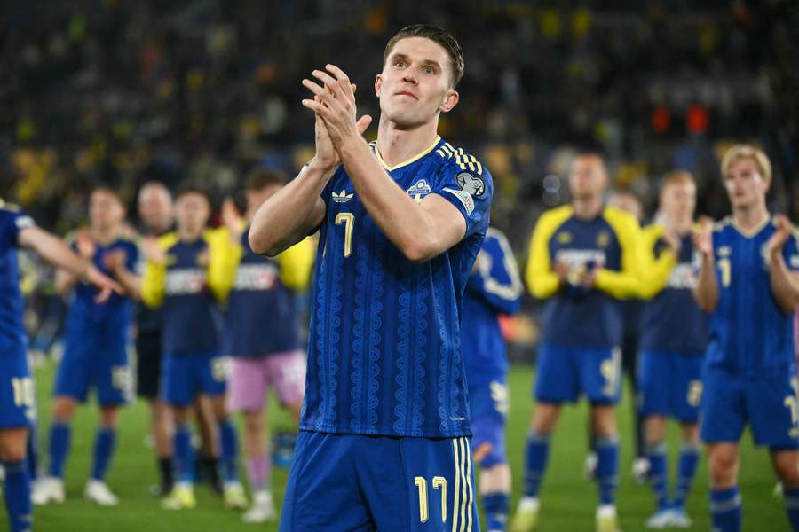 Viktor Gyokeres świętuje wraz z kolegami z drużyny po meczu el. do MŚ 2026 pomiędzy Ukrainą a Szwecją, który odbył się 26 marca 2026 roku w Walencji. 