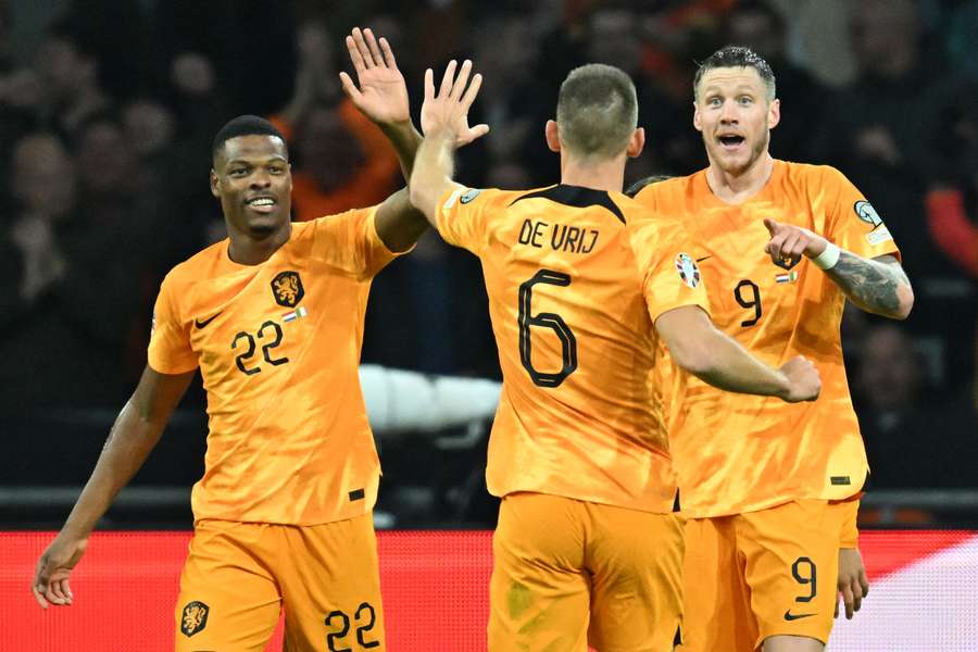 Wout Weghorst celebrates with teammates after giving Netherlands the lead over Ireland