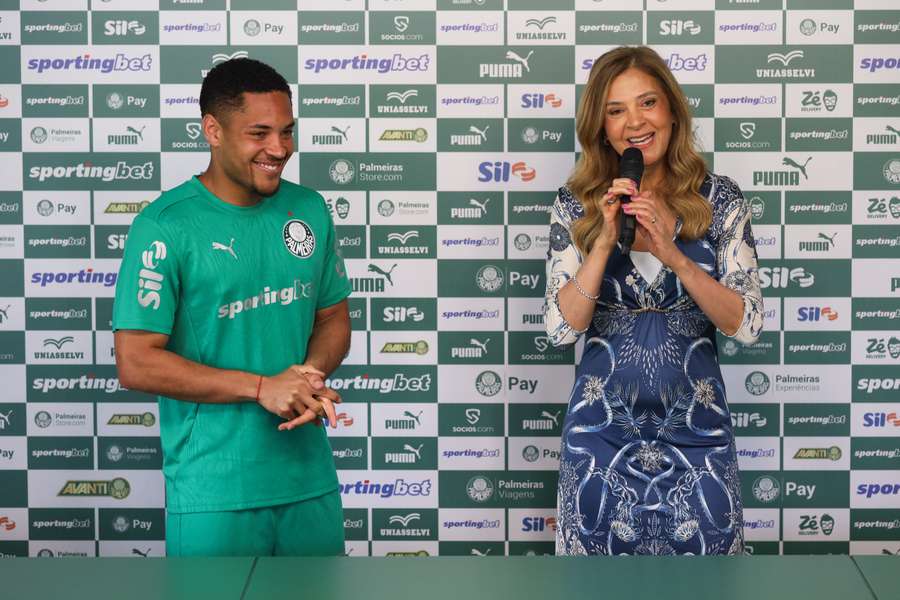 Leila Pereira durante apresentação de Vitor Roque como reforço do Palmeiras Leila Pereira durante apresentação de Vitor Roque como reforço do Palmeiras