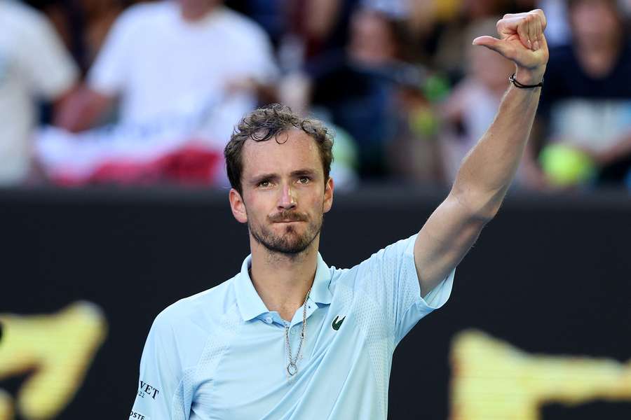 Daniil Medvedev sofreu, mas avançou no Australian Open