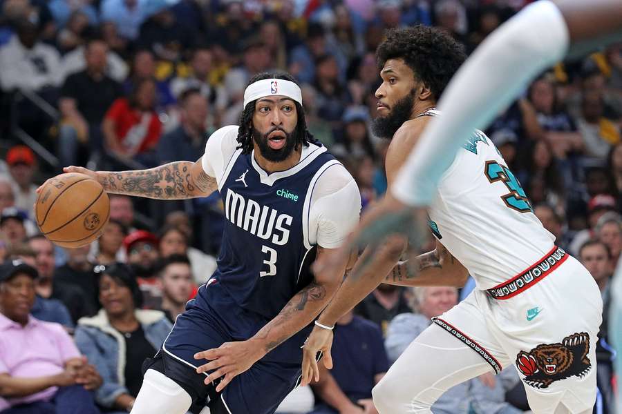 Mavs-Star Anthony Davis (l.) am Ball