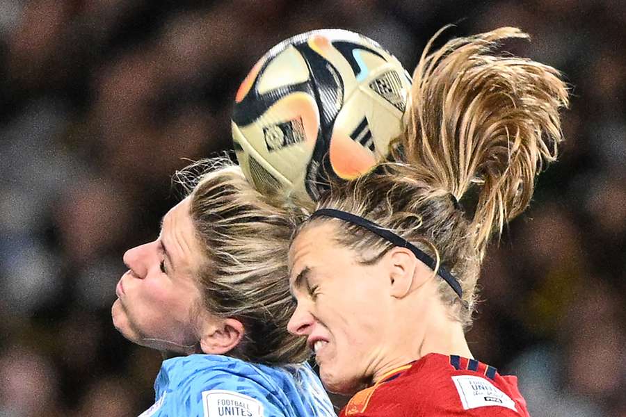 Irene Paredes y Millie Bright pelean por el balón.