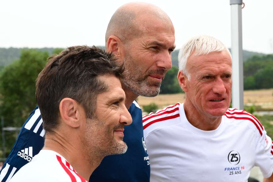 Zidane ao lado de Deschamps, técnico da seleção francesa