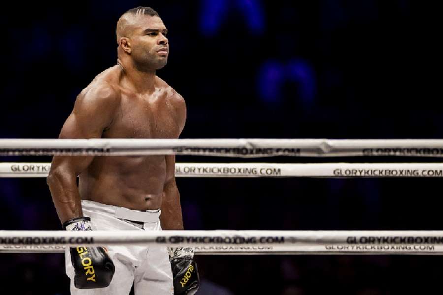 Kickbokser Overeem door Glory voor twaalf maanden geschorst