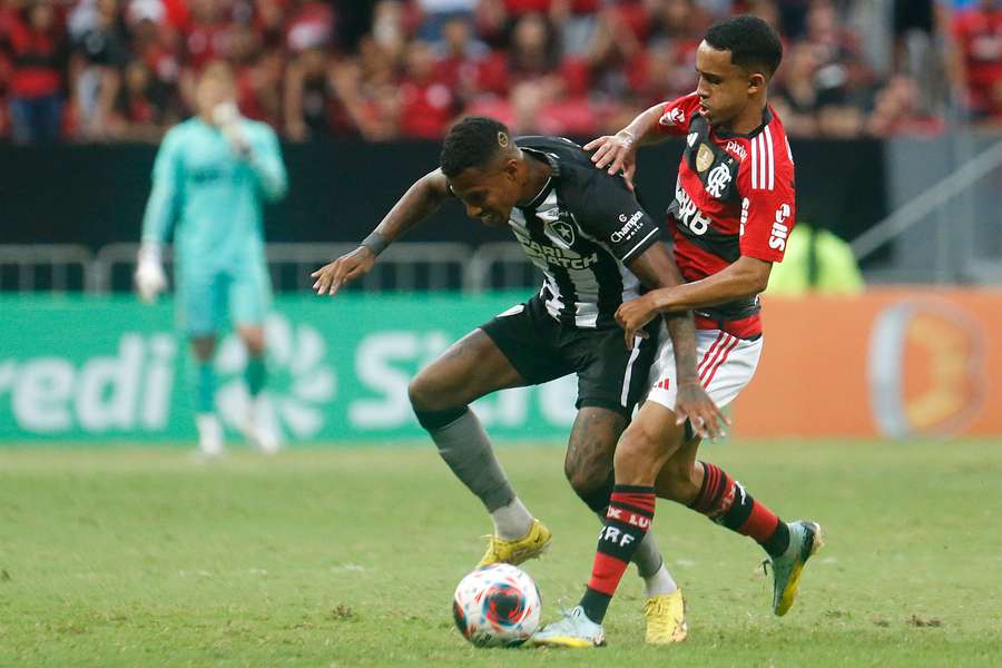 Estádio Mané Garrincha, em Brasília, recebeu o clássico carioca